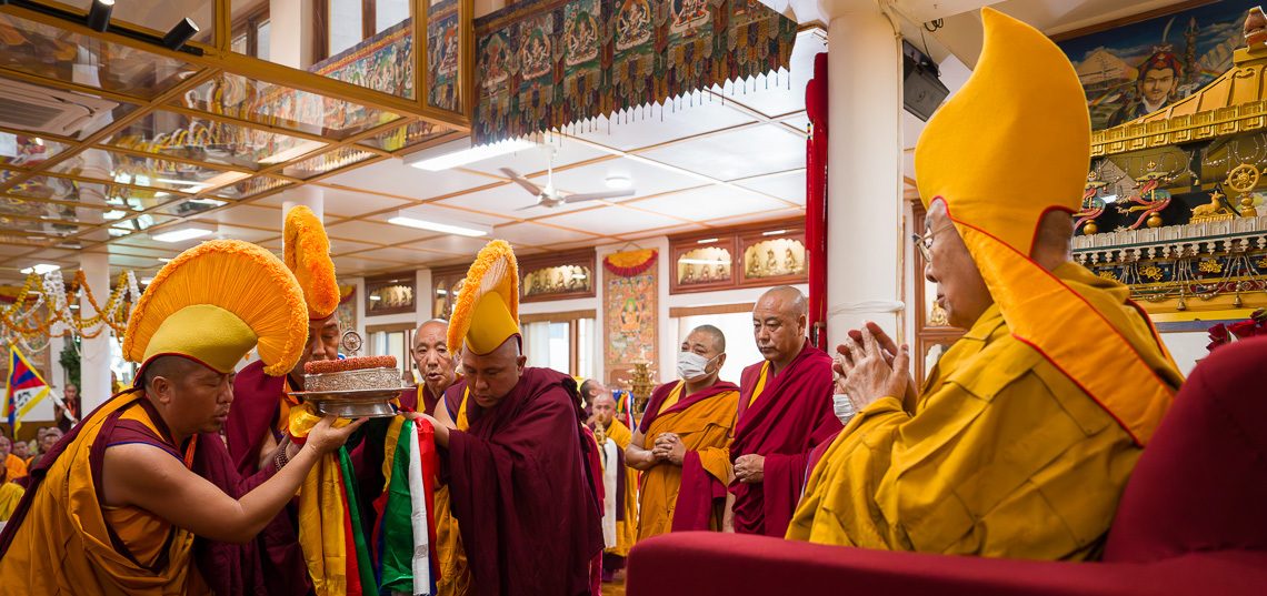 Cérémonie de prières pour la longue vie de Sa Sainteté organisée par le monastère de Dzongar Choede