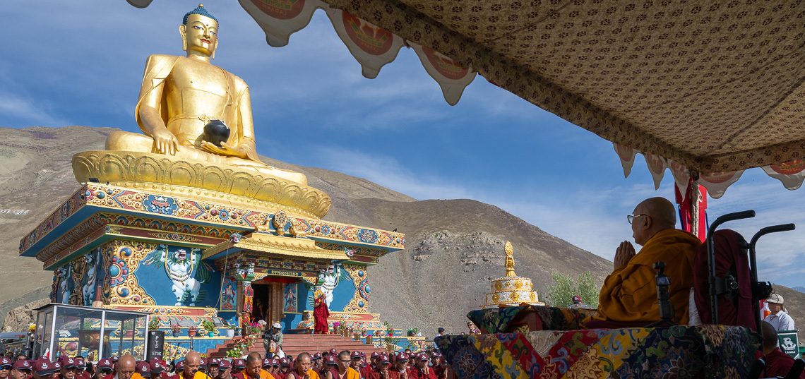 Sa Sainteté assiste à une cérémonie de prière devant la statue de Bouddha à Stok
