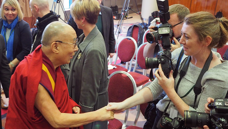 Sa Sainteté le Dalaï-Lama serre la main aux journalistes à la fin de leur réunion à Derry, Irlande du Nord, Royaume-Uni, le 11 septembre 2017. Photo de Jeremy Russell/OHHDL