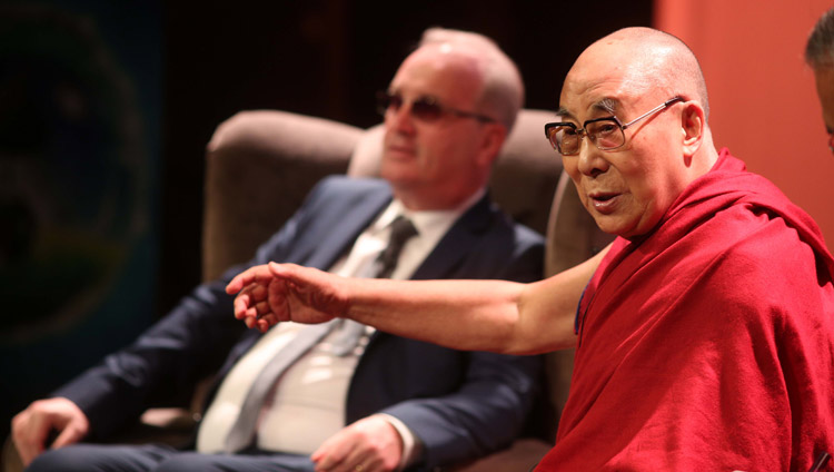 Sa Sainteté le Dalaï-Lama s'exprime lors de la conférence sur l'éducation du cœur au Forum du millénaire à Derry, Irlande du Nord, Royaume-Uni, le 11 septembre 2017. Photo de Lorcan Doherty