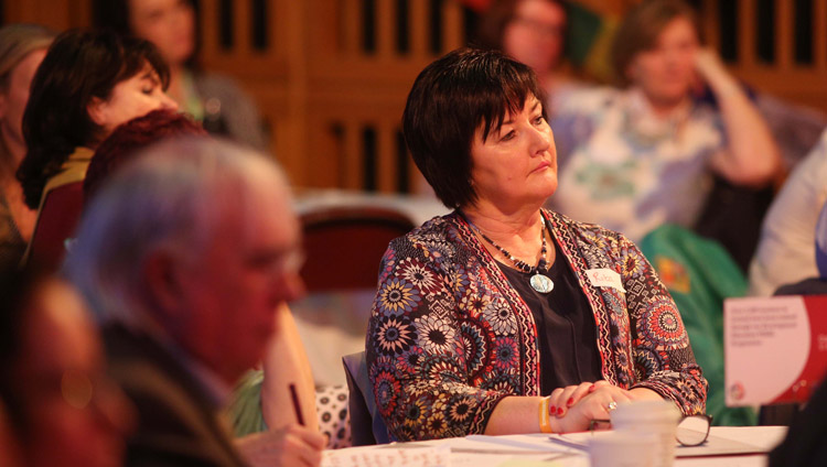 Membres de l'auditoire écoutant Sa Sainteté le Dalaï-Lama lors de la conférence sur l'éducation du cœur organisée par Children in Crossfire au Forum du Millénaire à Derry, Irlande du Nord, Royaume-Uni, le 11 septembre 2017. Photo de Lorcan Doherty