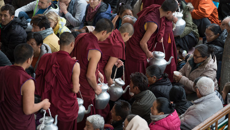 Des bénévoles servent du thé aux membres de la foule au début des enseignements du Monlam (festival de prières) dans la cour du temple tibétain principal à Dharamsala, HP, Inde, le 2 mars 2018. Photo de Tenzin Choejor