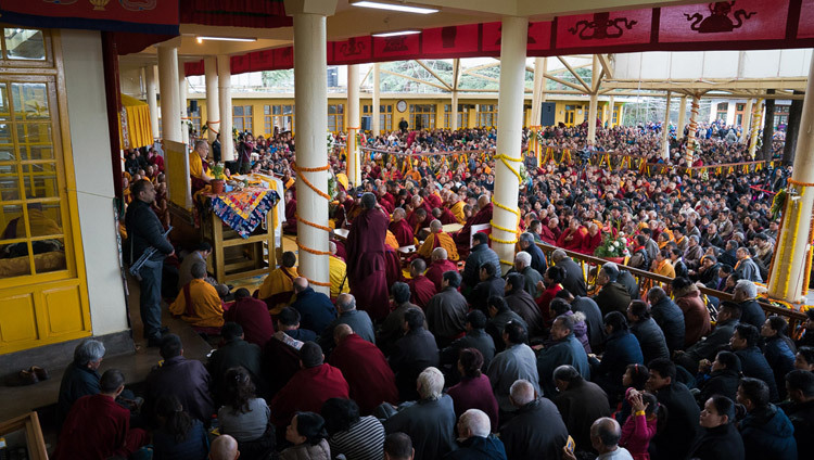 Sa Sainteté le Dalaï-Lama s'adresse à la foule dans la cour du temple tibétain principal à Dharamsala, HP, Inde, le 2 mars 2018. Photo de Tenzin Choejor