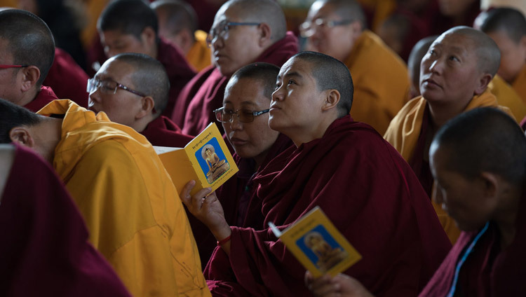 Monastiques dans l'auditoire écoutant le discours de Sa Sainteté le Dalaï-Lama le jour des miracles dans la cour du temple tibétain à Dharamsala, HP, Inde, le 2 mars 2018. Photo de Tenzin Choejor