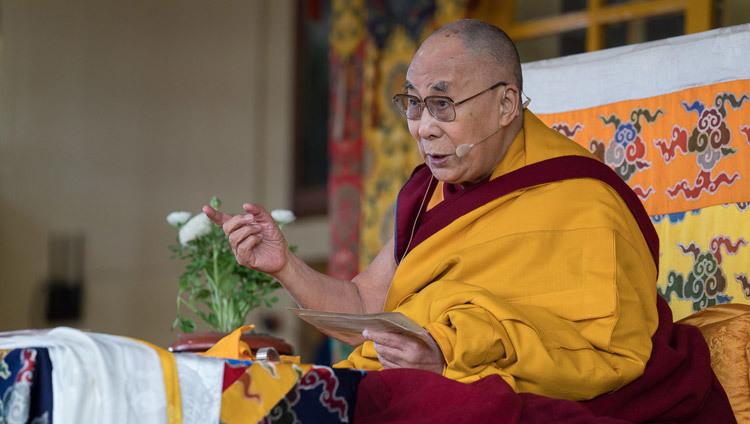 Sa Sainteté le Dalaï-Lama commentant l'éloge de Djé Tsongkhapa intitulé "Ode au Bouddha pour avoir enseigné la survenue en dépendance" dans la cour du temple tibétain principal à Dharamsala, HP, Inde, le 2 mars 2018. Photo de Tenzin Choejor