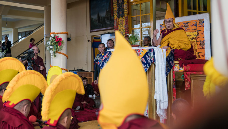 Sa Sainteté le Dalaï-Lama se joignant aux prières de clôture à la fin de ses enseignements le jour des miracles dans la cour du temple tibétain à Dharamsala, HP, Inde, le 2 mars 2018. Photo de Tenzin Choejor