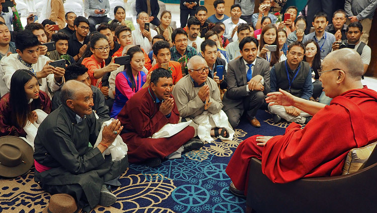 Sa Sainteté le Dalaï Lama rencontrant des gens du Ladakh et du Zanskar à son hôtel à Jammu, J&K, Inde, le 18 mars 2018. Photo de Jeremy Russell