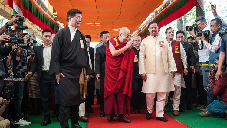 Sa Sainteté le Dalaï-Lama et les principaux invités se rendant dans la cour du temple tibétain pour participer à la célébration de « Thank You India » à Dharamsala, Inde, le 31 mars 2018. Photo de Tenzin Choejor