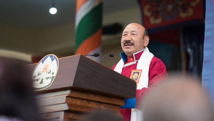 R.K. Khrimey, le Coordinateur national du groupe central pour la cause tibétaine s’exprimant lors des célébrations de « Thank You India » à Dharamsala en Inde, le 31 mars 2018. Photo de Tenzin Choejor