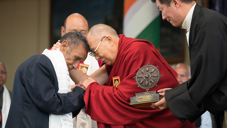 Sa Sainteté le Dalaï-Lama embrasse Naren Chandra Das, le seul survivant connu des sept membres du personnel du Asssam Rifle qui a accueilli Sa Sainteté en Inde le 31 mars 1959 lors de la célébration de « Thank You India » dans la cour du temple tibétain  principal à Dharamsala, Inde, le 31 mars 2018. Photo de Tenzin Choejor