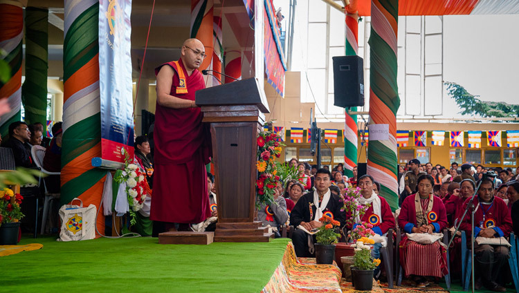 Le Président du Parlement tibétain en exil, Ven Khenpo Sonam Tenphel, s'adresse au public lors des célébrations de « Thank You India » à Dharamsala en Inde, le 31 mars 2018. Photo de Tenzin Choejor