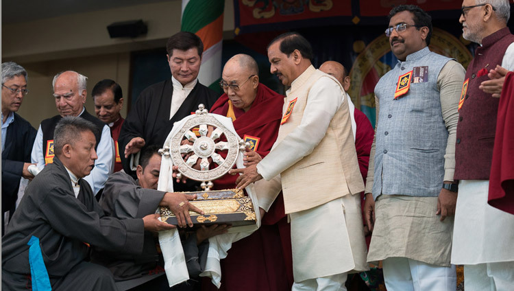 Sa Sainteté le Dalaï-Lama et les membres de l’administration centrale tibétaine présentent le mémento de « Thank You India » au ministre d’État à la Culture Shri Mahesh Sharma dans la cour du temple tibétain principal à Dharamsala en Inde, le 31 mars 2018. Photo de Tenzin Choejor