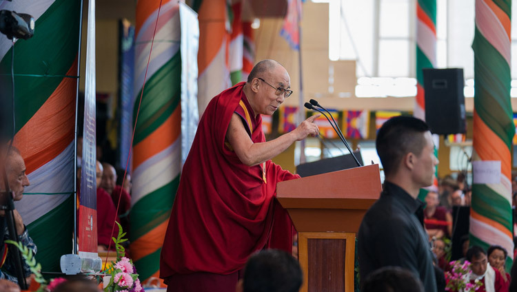  Sa Sainteté le Dalaï-Lama s’adresse à la foule lors de la célébration de « Thank You India » dans la cour du temple  tibétain principal à Dharamsala en Inde, le 31 mars 2018. Photo de Tenzin Choejor