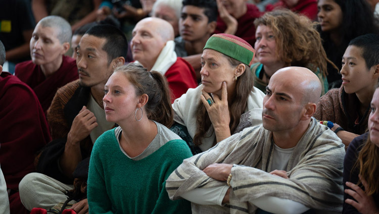 Des membres de la foule écoutent Sa Sainteté le Dalaï-Lama lors de son discours aux visiteurs de l'Inde et de l'étranger dans la cour du temple tibétain à Dharamsala, Inde, le 16 avril 2018. Photo de Tenzin Choejor