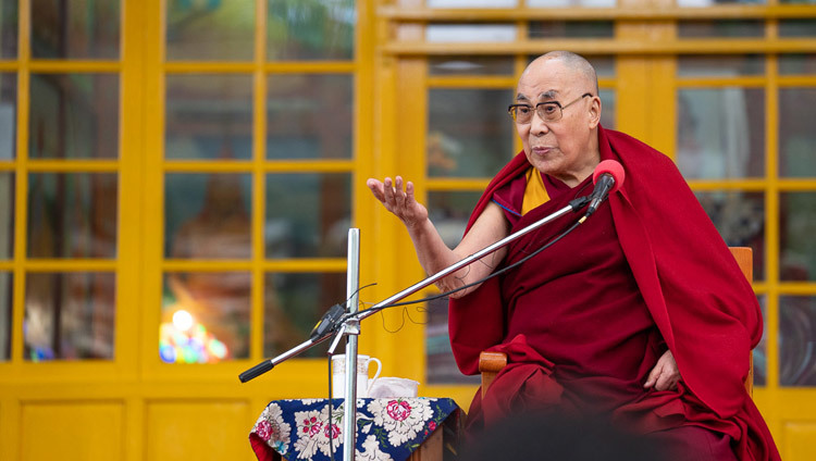 Sa Sainteté le Dalaï-Lama s'adresse à la foule lors de son discours aux visiteurs venus de l'Inde et de l'étranger dans la cour du temple tibétain principal à Dharamsala, Inde, le 16 avril 2018. Photo de Tenzin Choejor