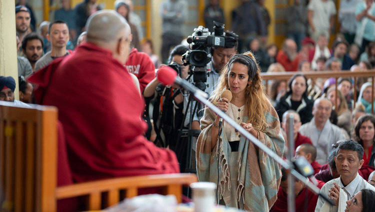 Un membre de l'auditoire pose une question à Sa Sainteté le Dalaï-Lama lors de son discours aux visiteurs venus de l'Inde et de l'étranger dans la cour du temple tibétain à Dharamsala, Inde, le 16 avril 2018. Photo de Tenzin Choejor