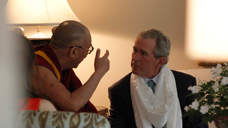 Sa Sainteté le Dalaï-Lama lors de sa visite à la résidence du Président George W. Bush à Dallas, Texas, États-Unis, le 10 mai 2011. (Photo de Bush Center)