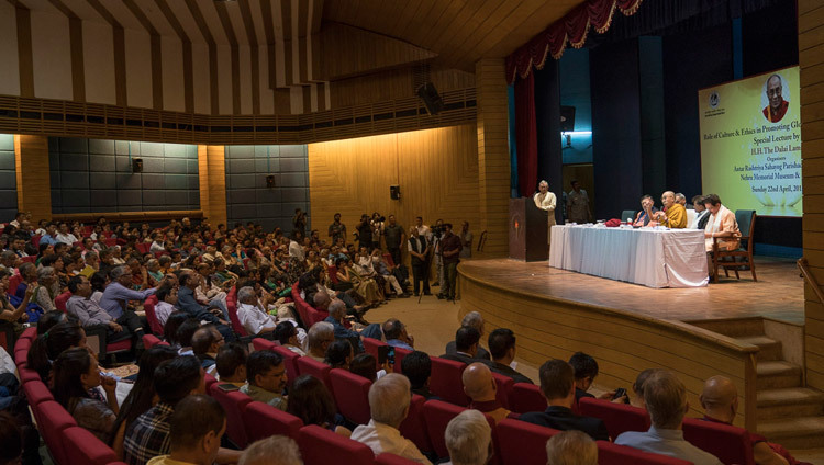 Une vue de la scène de l'auditorium du musée et de la bibliothèque édifiés à la mémoire de Nehru pendant la conférence de Sa Sainteté le Dalaï-Lama à New Delhi, Inde, le 22 avril 2018. Photo de Tenzin Choejor