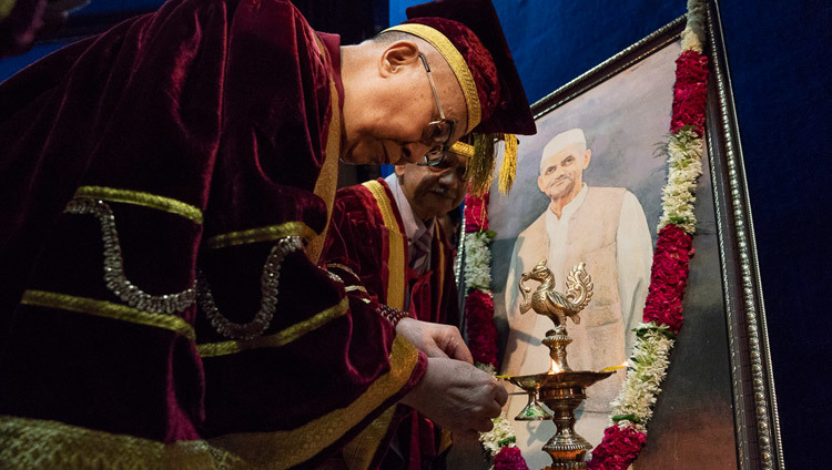 Sa Sainteté le Dalaï-Lama allume une lampe cérémonielle et offre des fleurs devant un portrait de Lal Bahadur Shastri au début de la Convocation de l'Institut de gestion Lal Bahadur Shastri à New Delhi, Inde, le 23 avril 2018. Photo de Tenzin Choejor