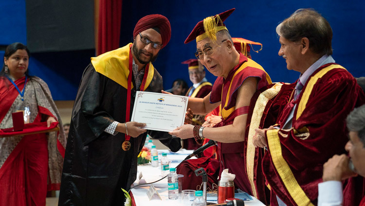Sa Sainteté le Dalaï-Lama remet des prix et des certificats lors de la remise des prix et certificats à l'Institut de gestion Lal Bahadur Shastri à New Delhi, en Inde, le 23 avril 2018. Photo de Tenzin Choejor