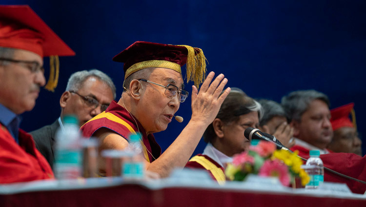 Sa Sainteté le Dalaï-Lama prononce le discours de la Convocation à l'Institut de gestion Lal Bahadur Shastri à New Delhi, Inde, le 23 avril 2018. Photo de Tenzin Choejor
