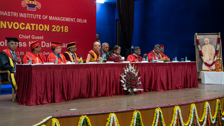 Sa Sainteté le Dalaï-Lama prononce un discours lors de la Convocation de l'Institut de gestion Lal Bahadur Shastri à New Delhi, Inde, le 23 avril 2018. Photo de Tenzin Choejor