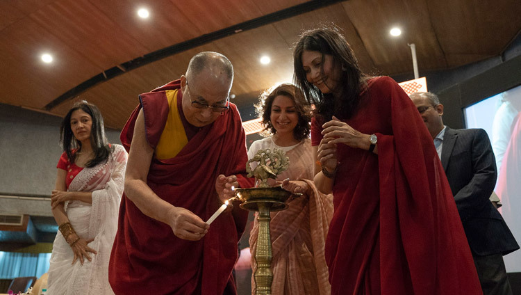 Sa Sainteté le Dalaï-Lama et ses hôtes allument une lampe traditionnelle pour marquer l'ouverture de l'événement à l'auditorium de l'IIT à New Delhi, en Inde, le 24 avril 2018. Photo de Tenzin Choejor