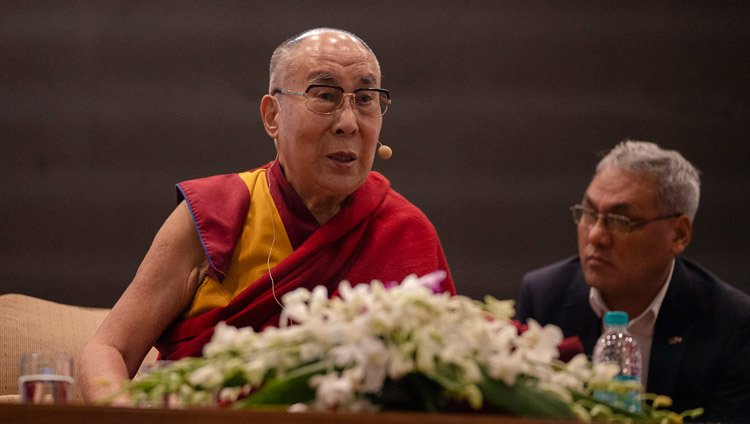 Sa Sainteté le Dalaï Lama prononce un discours sur « Le bonheur et une vie sans stress » à l’auditorium de l’IIT à New Delhi, en Inde, le 24 avril 2018. Photo de Tenzin Choejor