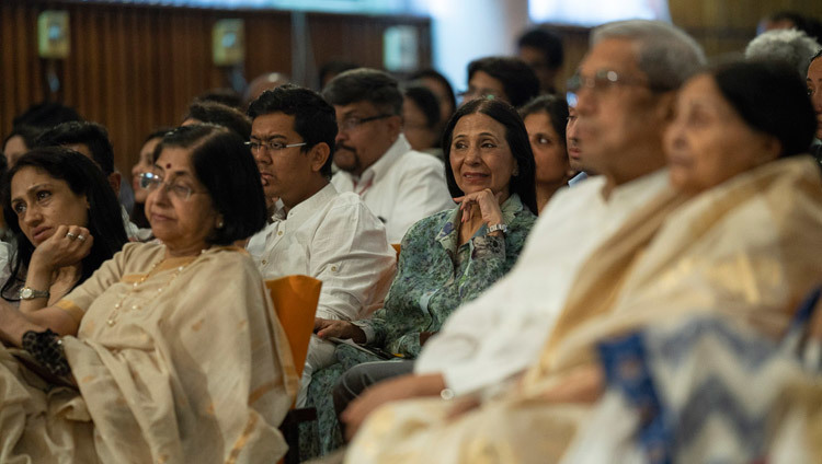 Quelques-uns des 1500 auditeurs écoutant Sa Sainteté le Dalaï-Lama à l'auditorium de l'IIT à New Delhi, Inde, le 24 avril 2018. Photo de Tenzin Choejor