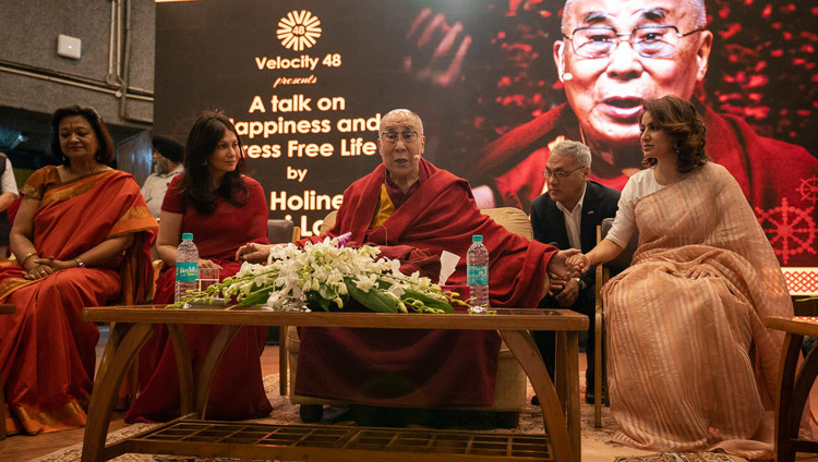 Sa Sainteté le Dalaï-Lama prononce un discours sur « Le bonheur et une vie sans stress » à l’auditorium de l’IIT à New Delhi, en Inde, le 24 avril 2018. Photo de Tenzin Choejor