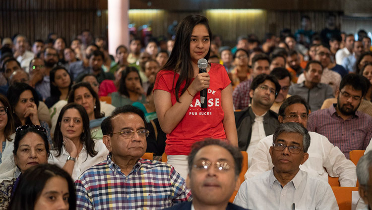 Une jeune fille pose une question à Sa Sainteté le Dalaï-Lama lors de sa conférence sur « Le bonheur et une vie sans stress » à l’auditorium de l’IIT à New Delhi, Inde, le 24 avril 2018. Photo de Tenzin Choejor