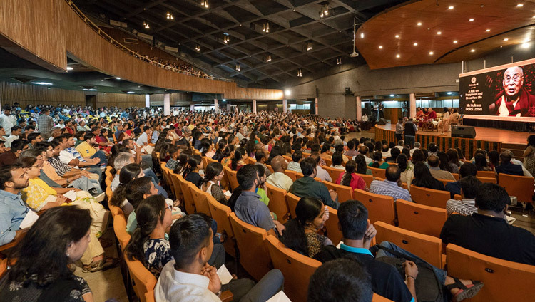 Plus de 1500 personnes se sont réunies pour écouter Sa Sainteté le Dalaï-Lama lors de sa conférence sur « Le bonheur et une vie sans stress » à l’auditorium de l’IIT à New Delhi, Inde, le 24 avril 2018. Photo de Tenzin Choejor