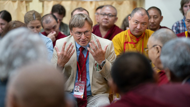Le professeur Konstantin Anokhin, modérateur, remercie Sa Sainteté le Dalaï-Lama d'avoir pris part au Dialogue entre chercheurs russes et bouddhistes à Dharamsala, Inde, le 3 mai 2018. Photo de Tenzin Choejor