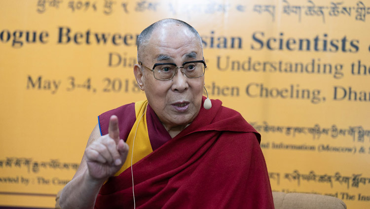 Sa Sainteté le Dalaï-Lama prononçant son discours d'ouverture lors du Dialogue entre chercheurs russes et bouddhistes à Dharamsala, Inde, le 3 mai 2018. Photo de Tenzin Choejor