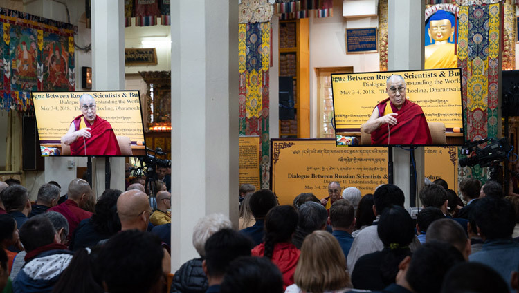 Des membres de l'auditoire regardant Sa Sainteté le Dalaï-Lama s'exprimer lors du Dialogue entre chercheurs russes et bouddhistes à Dharamsala, Inde, le 3 mai 2018. Photo de Tenzin Choejor