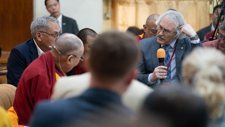 Pavel Balaban, neurobiologiste, ouvre la conversation lors du Dialogue entre chercheurs russes et bouddhistes à Dharamsala, Inde, le 3 mai 2018. Photo de Tenzin Choejor