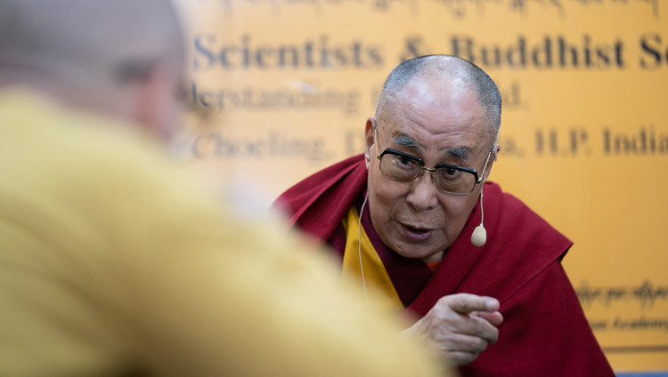 Sa Sainteté le Dalaï-Lama commente la présentation lors du Dialogue entre chercheurs russes et bouddhistes à Dharamsala, Inde, le 3 mai 2018. Photo de Tenzin Choejor