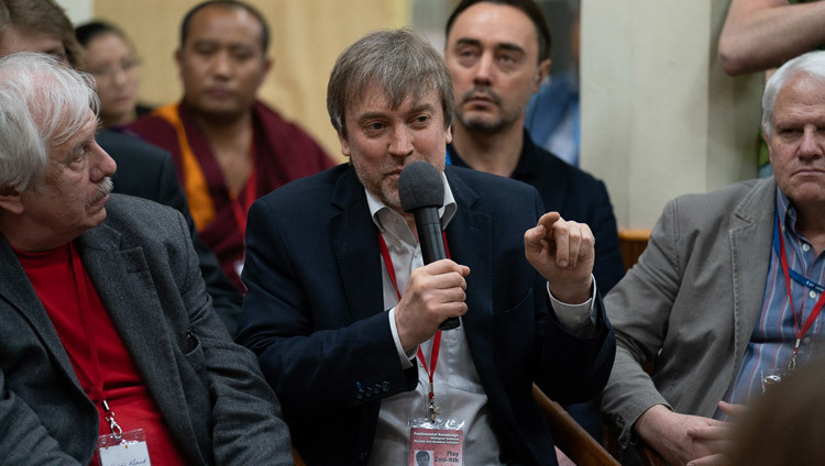 Le professeur Evgeny Rogaev décrit ses recherches sur le cerveau lors du Dialogue entre chercheurs russes et bouddhistes à Dharamsala, Inde, le 3 mai 2018. Photo de Tenzin Choejor