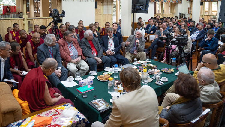 Alexander Kaplan s'exprime alors que la session du matin tire à sa fin le premier jour du Dialogue entre chercheurs russes et bouddhistes à Dharamsala, Inde, le 3 mai 2018. Photo de Tenzin Choejor
