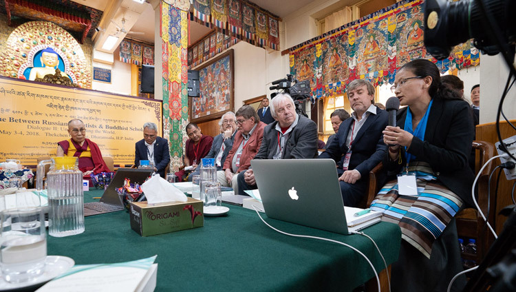Dr Namdol Lhamo du Tibetan Medical and Astro-science Institute fait une présentation sur la compréhension du monde dans le contexte de la tradition médicale tibétaine lors du Dialogue entre chercheurs russes et bouddhistes à Dharamsala, Inde, le 4 mai 2018. Photo de Tenzin Choejor