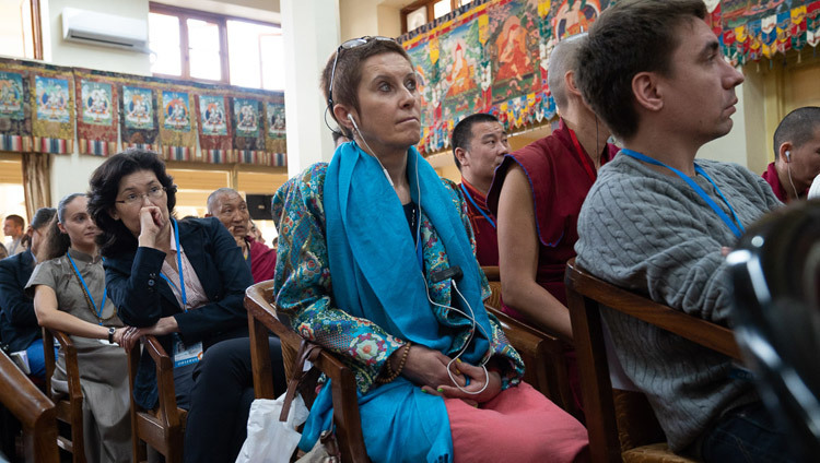 Les membres de l'auditoire écoutent la présentation du Dr Namdol Lhamo lors de la deuxième journée du Dialogue entre chercheurs russes et bouddhistes à Dharamsala, Inde, le 4 mai 2018. Photo de Tenzin Choejor
