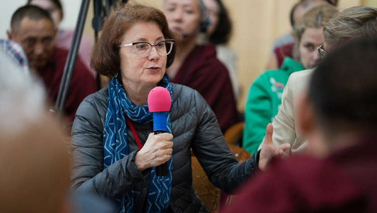 Victoria Lysenko, spécialiste russe de la philosophie indienne et bouddhiste, s'exprime le 4 mai 2018 à Dharamsala, Inde, à l'occasion de la deuxième journée du Dialogue entre chercheurs russes et bouddhistes. Photo de Tenzin Choejor