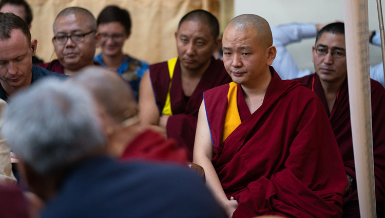 Certains des érudits bouddhistes dans l'auditoire écoutent les commentaires de Sa Sainteté le Dalaï-Lama lors de la deuxième journée du Dialogue entre les érudits russes et bouddhistes à Dharamsala, Inde, le 4 mai 2018. Photo de Tenzin Choejor