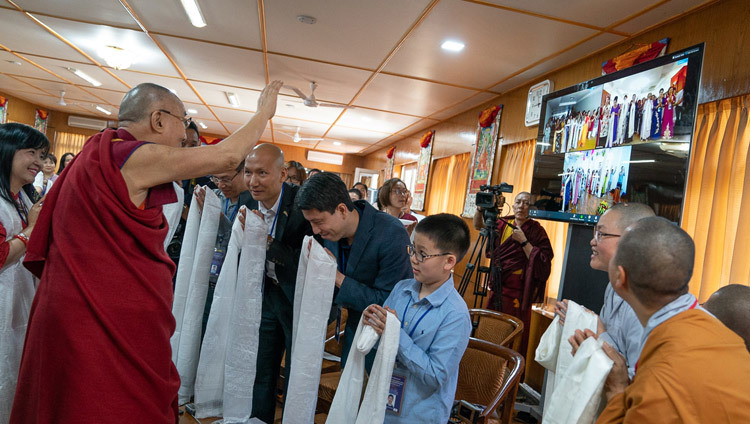 Sa Sainteté le Dalaï Lama saluant les participants suivant par vidéo-conférence, depuis Hanoï, Ho Chi Minh Ville et Haiphong, l’échange avec le groupe vietnamien à sa résidence à Dharamsala, HP, Inde, le 21 mai 2018. Photo par Tenzin Choejor