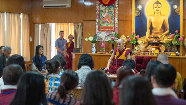 Sa Sainteté le Dalaï Lama s’adressant aux groupes venant du Vietnam à sa résidence à Dharamsala, HP, Inde, le 21 mai 2018. Photo par Tenzin Choejor