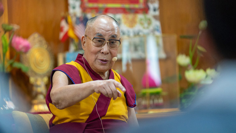 Sa Sainteté le Dalaï Lama s’adressant aux groupes venant du Vietnam à sa résidence à Dharamsala, HP, Inde, le 21 mai 2018. Photo par Tenzin Choejor