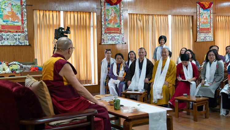 Un membre de l’assistance posant une question à Sa Sainteté le Dalaï Lama au cours de sa rencontre avec des groupes venant du Vietnam à sa résidence à Dharamsala, HP, Inde, le 21 mai 2018. Photo par Tenzin Choejor