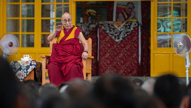 Sa Sainteté le Dalaï-Lama s'adresse aux participants de la Conférence internationale sur l'approche de la voie du milieu lors de leur réunion dans la cour du temple tibétain à Dharamsala, Inde, le 30 mai 2018. Photo de Tenzin Choejor
