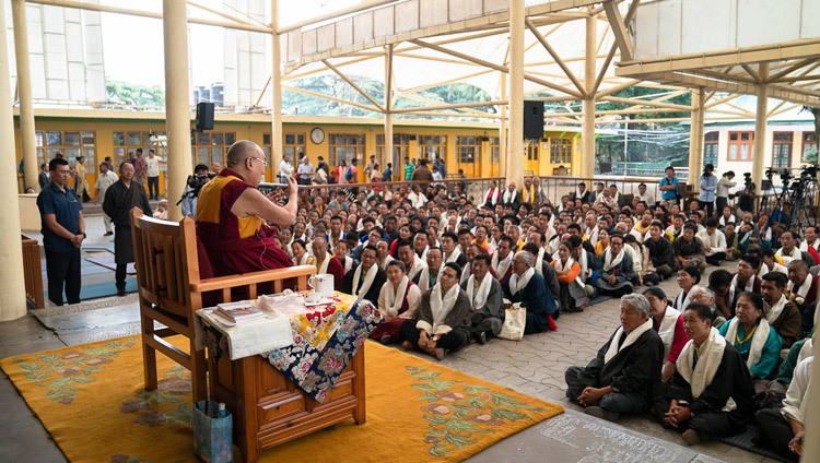 Sa Sainteté le Dalaï-Lama s'adresse à plus de 650 Tibétains de diverses colonies en Inde et dans le monde entier participant à une conférence internationale sur l'approche de la voie du milieu lors de leur réunion dans la cour du temple principal tibétain à Dharamsala, Inde, le 30 mai 2018. Photo de Tenzin Choejor