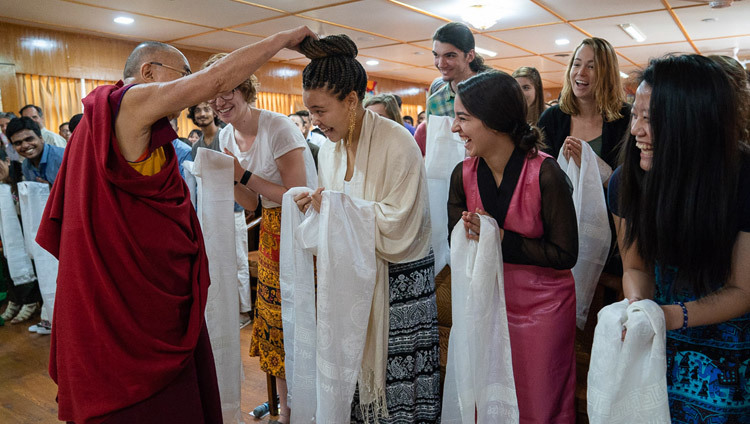 Sa Sainteté le Dalaï-Lama salue les membres de l'auditoire avant sa rencontre avec les élèves et les enseignants à sa résidence à Dharamsala, Inde, le 1er juin 2018. Photo de Tenzin Choejor